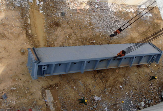 超大型溢流坝检建闸门吊装