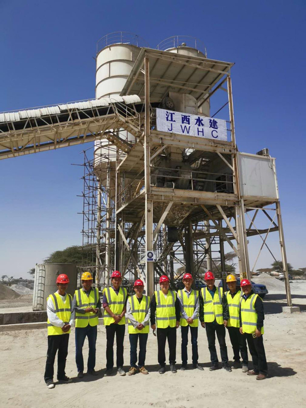 集团公司董事长王元旦一行慰问默焦-阿瓦萨高快公路项目