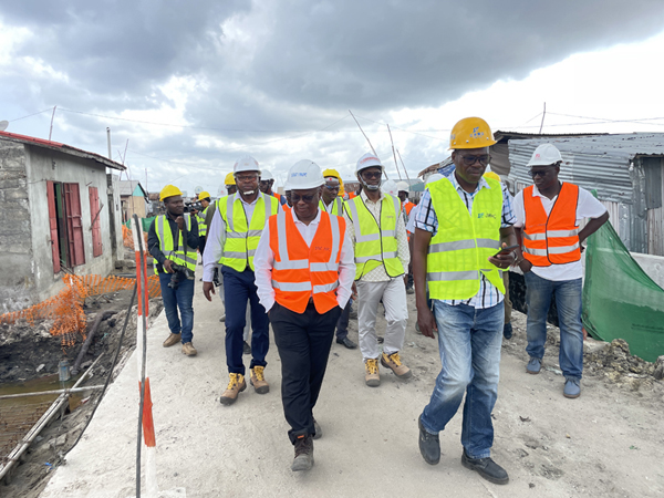 贝宁总统代表团一行光临集团公司承建的 贝宁科托努Qb市政项目视察工作